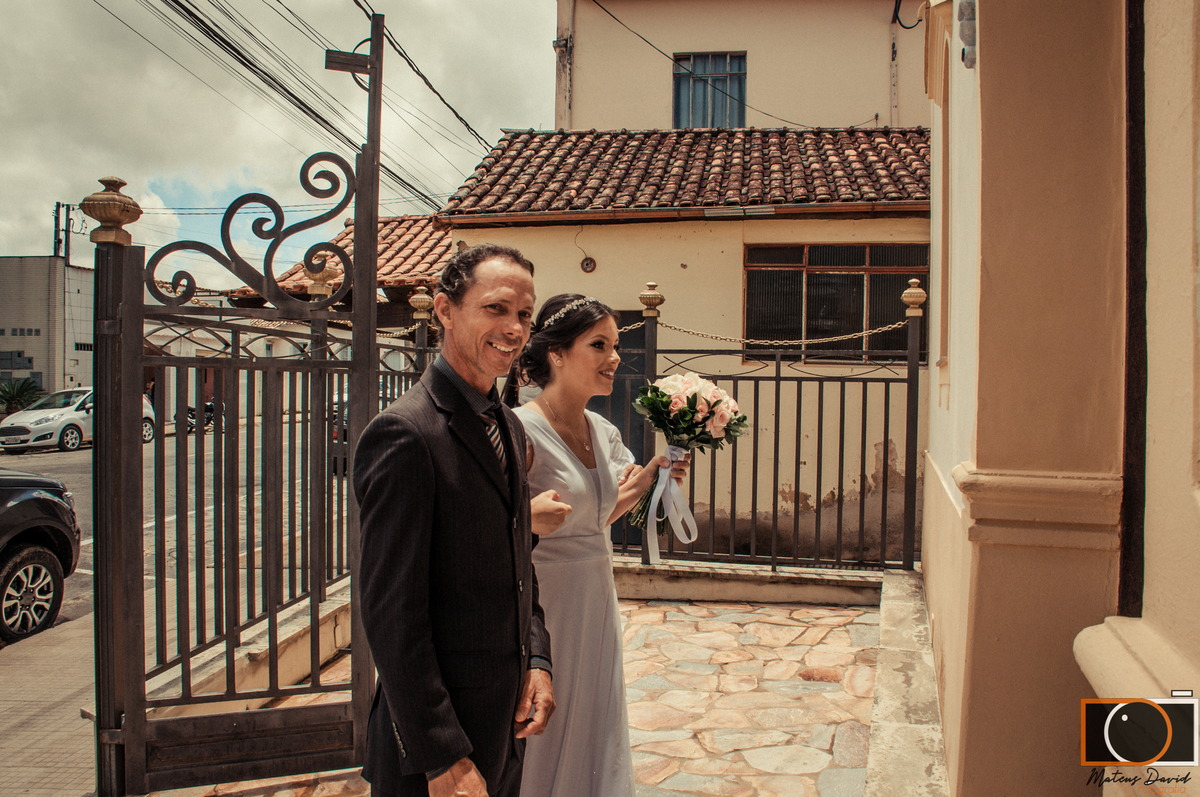 Diego e Fátima casamento Fátima na porta de entrada com o pai