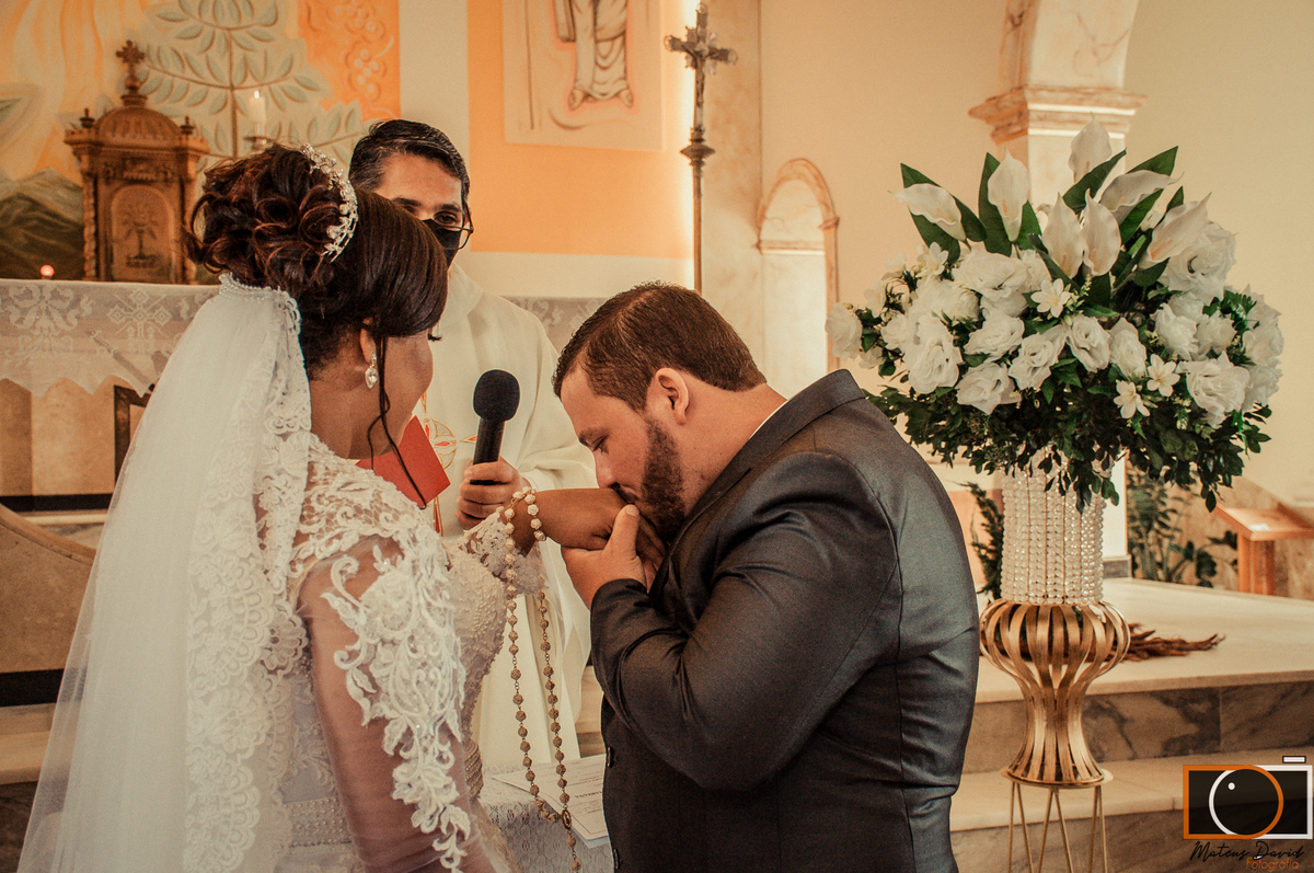 Casamento Magaiver e Felícia beijo após a aliança noivo