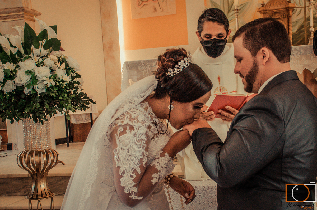 Casamento Magaiver e Felícia beijo após a aliança noiva