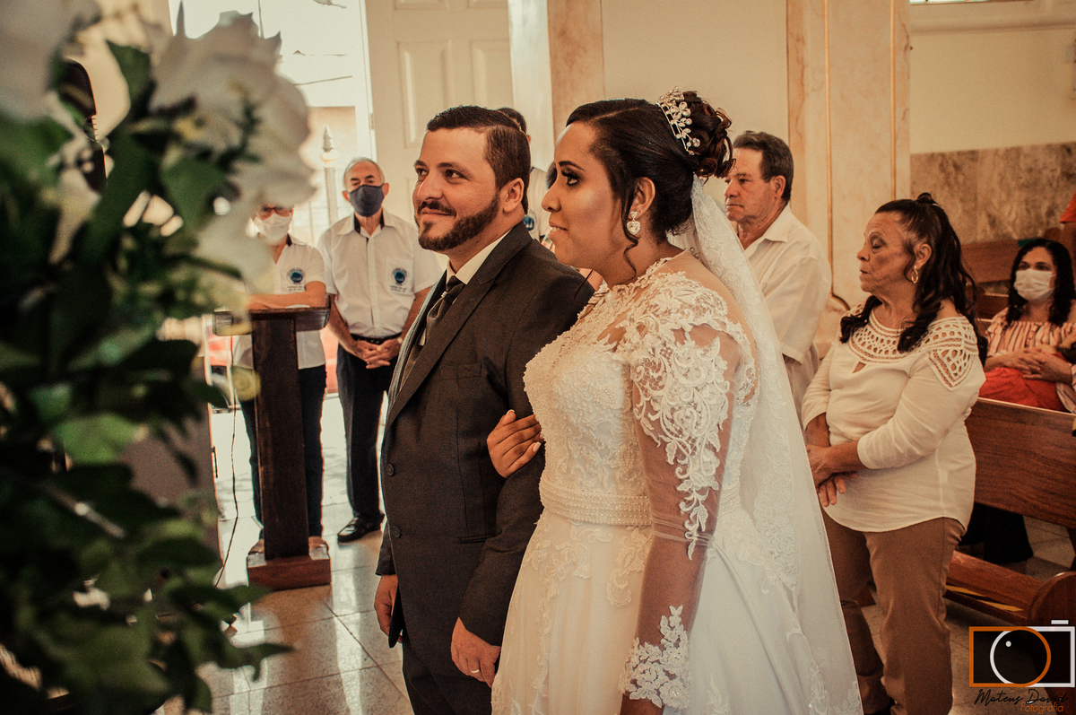 Casamento Magaiver e Felícia sorrisos dos noivos olhando para o altar