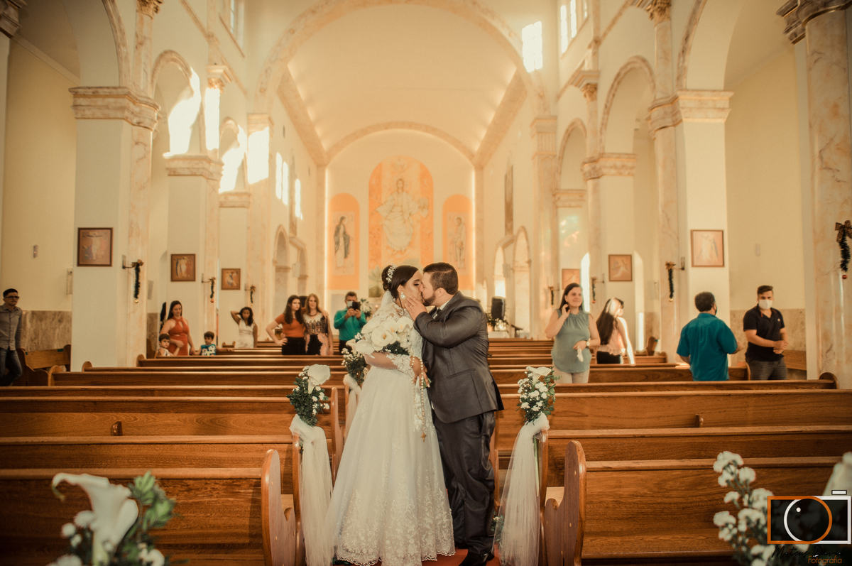 Casamento Magaiver e Felícia saída dos noivos, beijo final na igreja