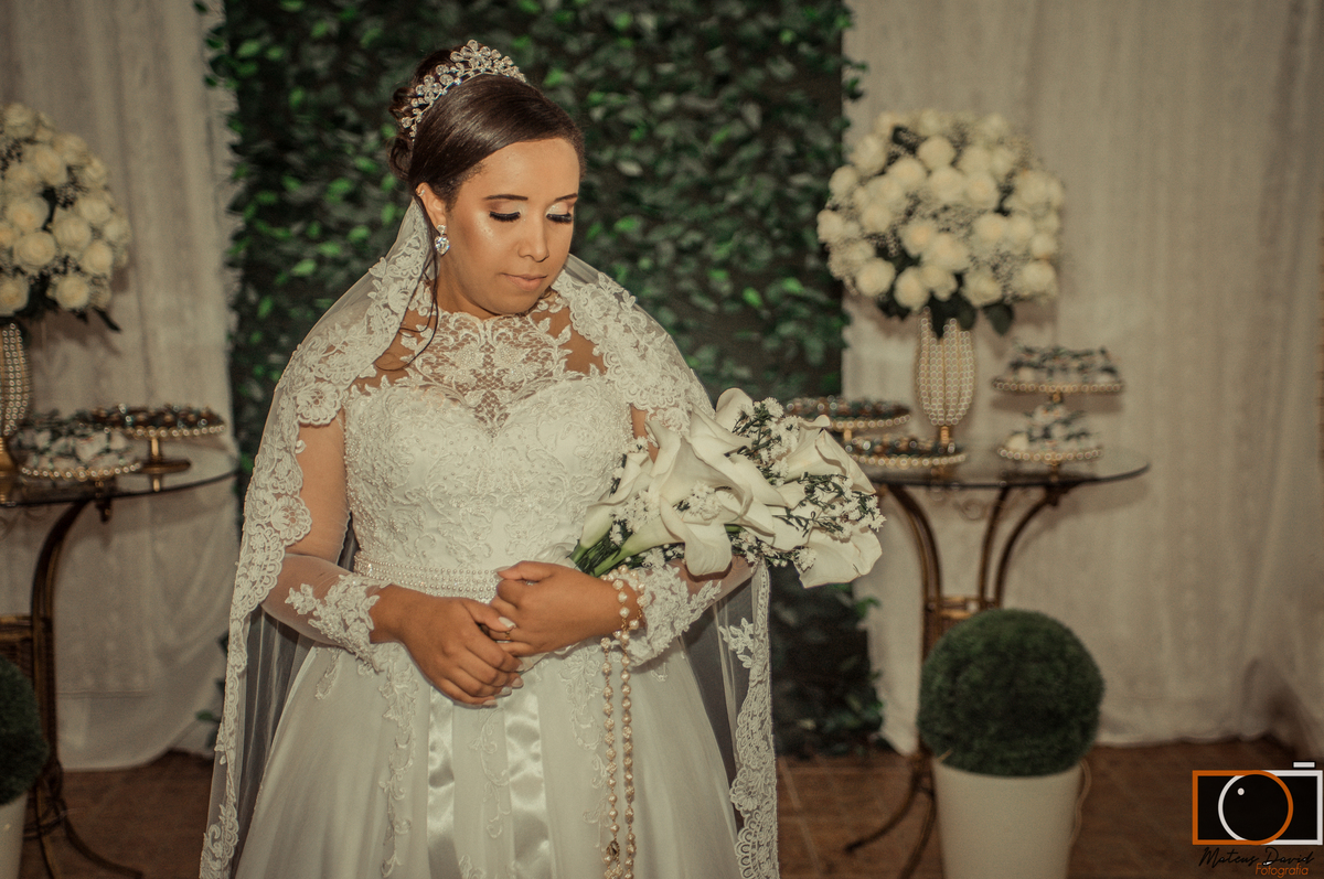 Casamento Magaiver e Felícia pose da noiva com vestido