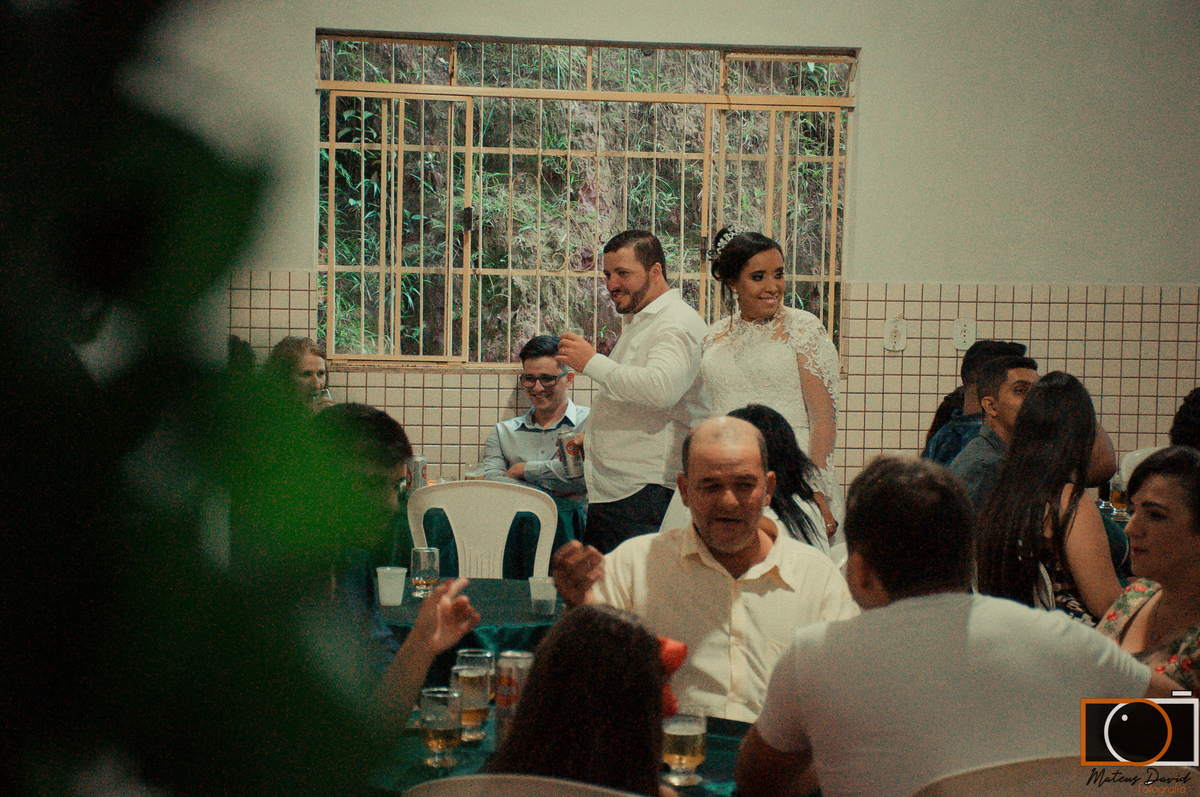 Casamento Magaiver e Felícia noivos com convidados