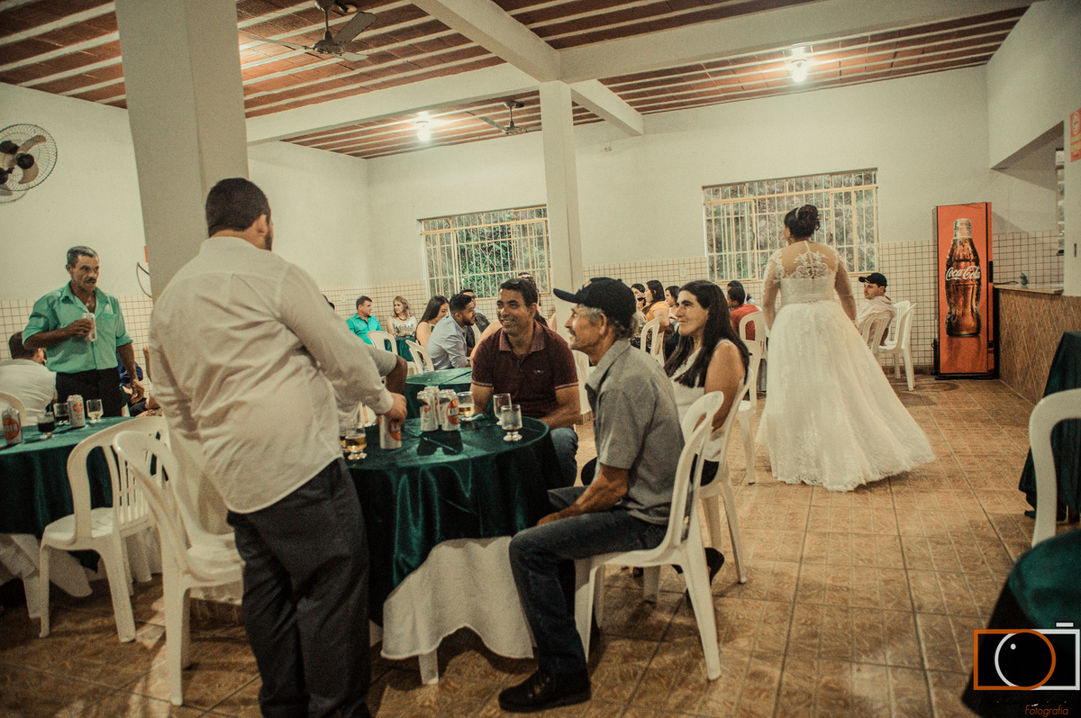 Casamento Magaiver e Felícia noivo com amigos
