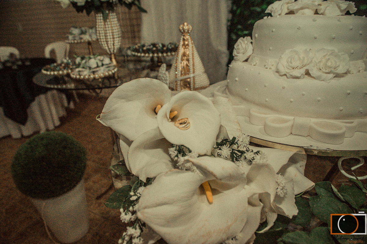 Casamento Magaiver e Felícia buque com alianças