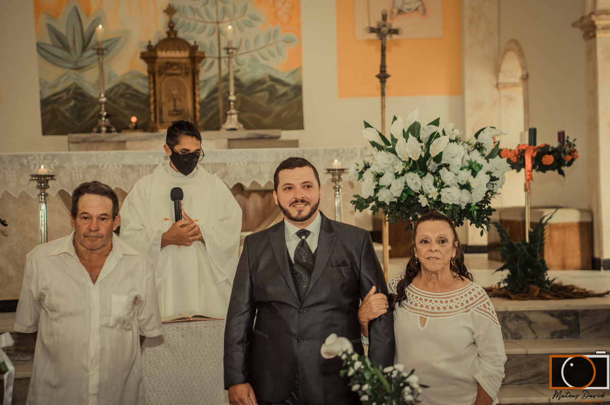 Casamento Magaiver e Felícia noivo esperando a noiva abrir a porta