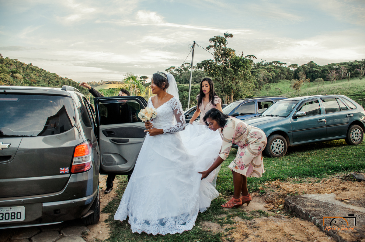 casamento intimista Lucas e Querem Barbacena MG noiva saindo do carro