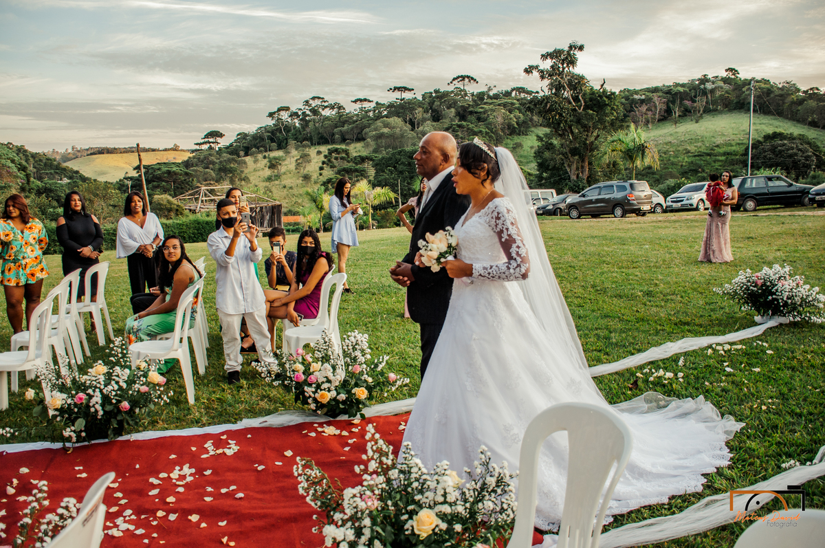 casamento intimista Lucas e Querem Barbacena MG noiva cantando 