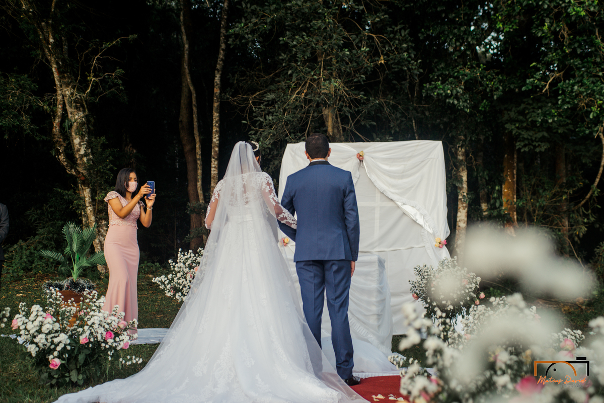 casamento intimista Lucas e Querem Barbacena MG vez da noiva e terno do noivo