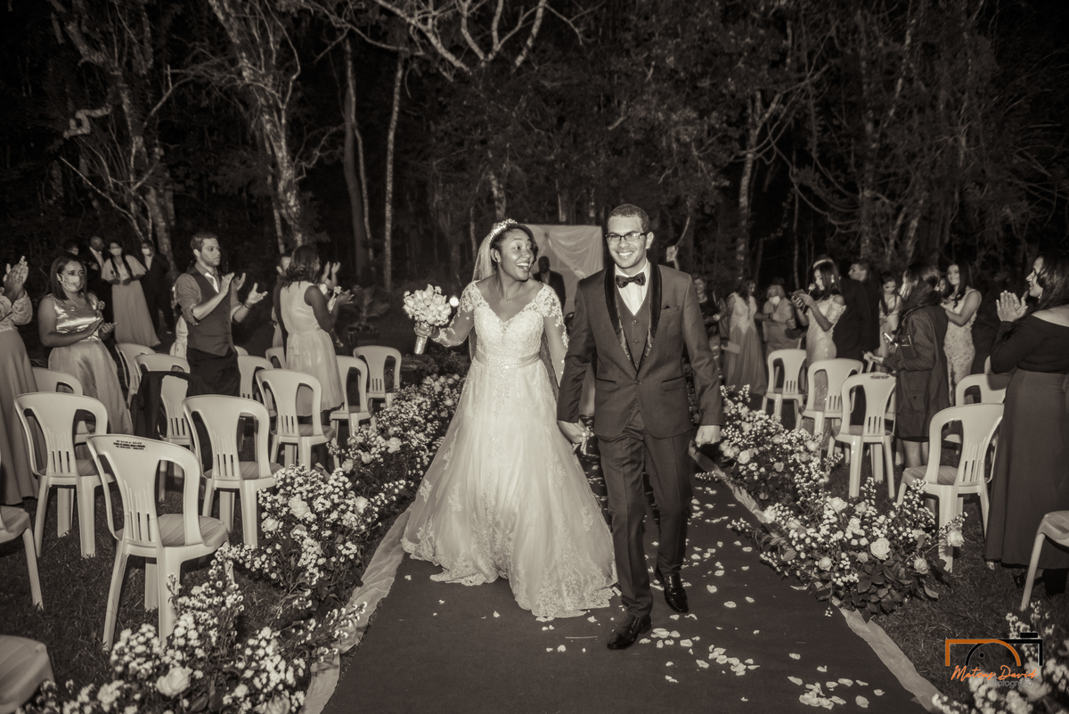 casamento intimista Lucas e Querem Barbacena MG saída do noivos em preto e branco