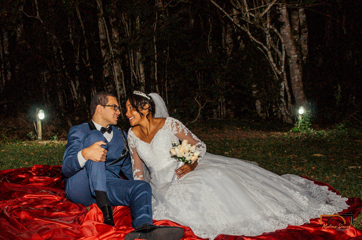 casamento intimista Lucas e Querem Barbacena MG pose dos noivos coração