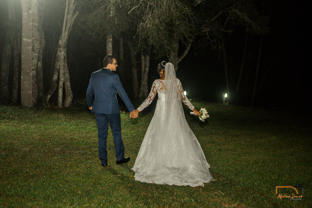 casamento intimista Lucas e Querem Barbacena MG noivos andando no gramado
