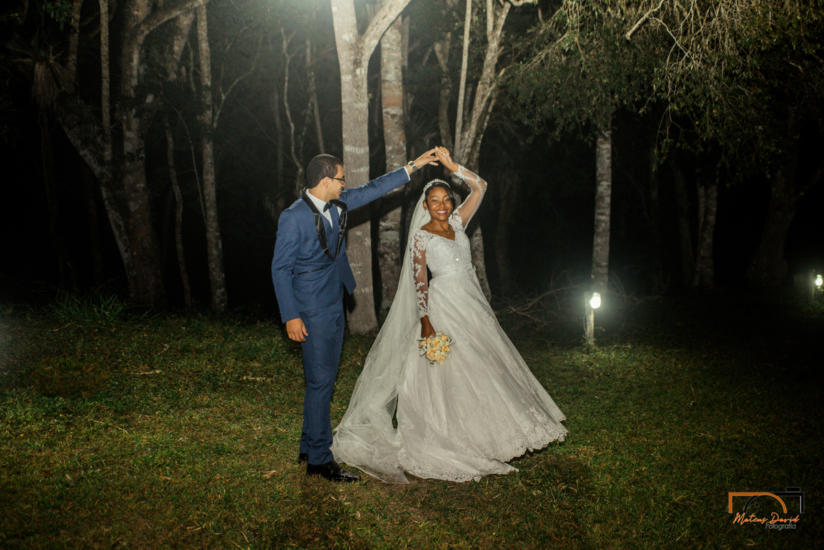 casamento intimista Lucas e Querem Barbacena MG noivo girando noiva