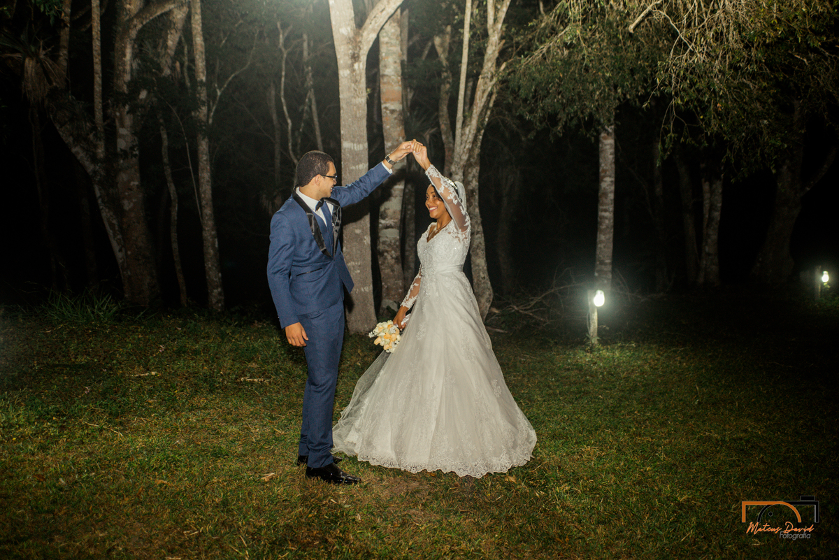 casamento intimista Lucas e Querem Barbacena MG noivo girando a noiva