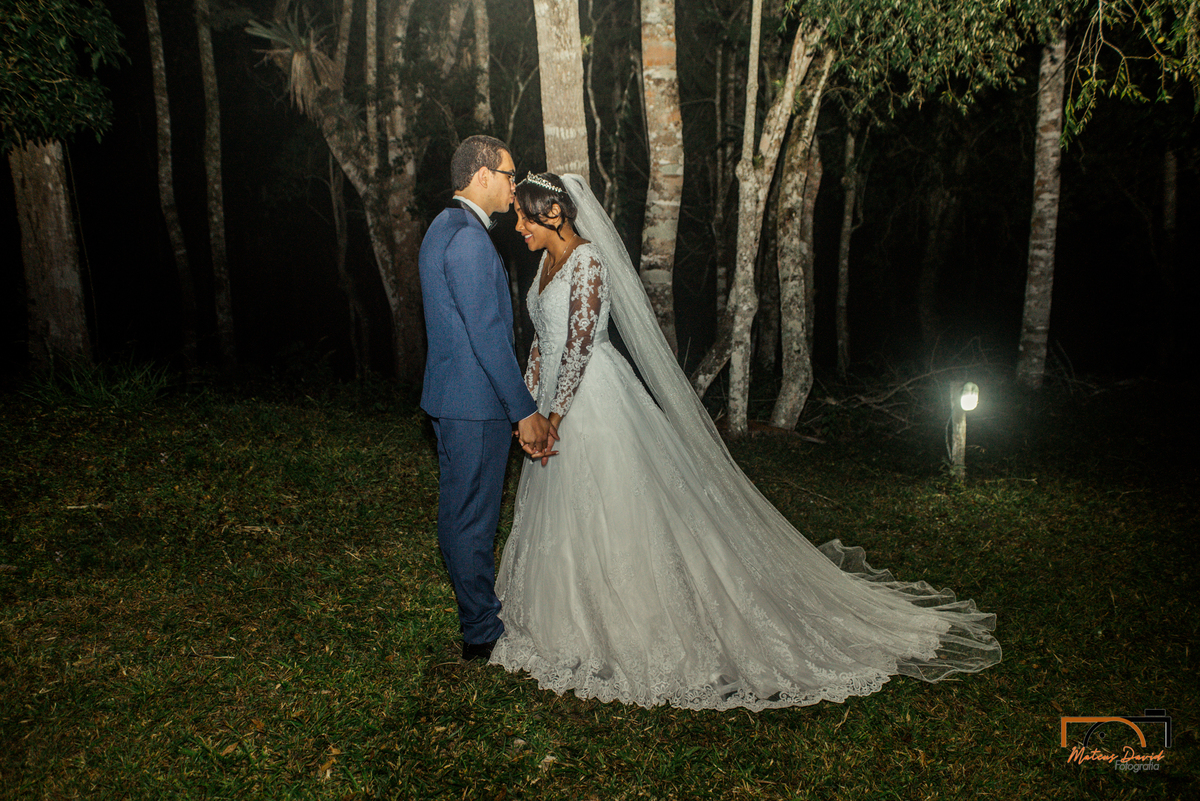 casamento intimista Lucas e Querem Barbacena MG noivo beija testa da noiva