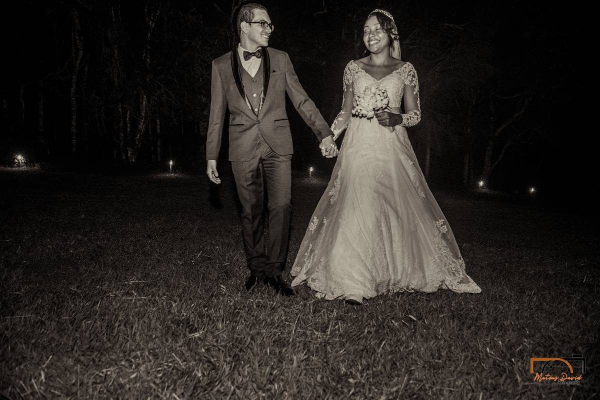 casamento intimista Lucas e Querem Barbacena MG noivos andando em preto e branco