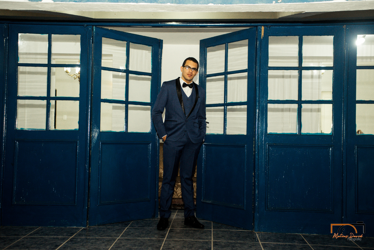 casamento intimista Lucas e Querem Barbacena MG noivo na porta