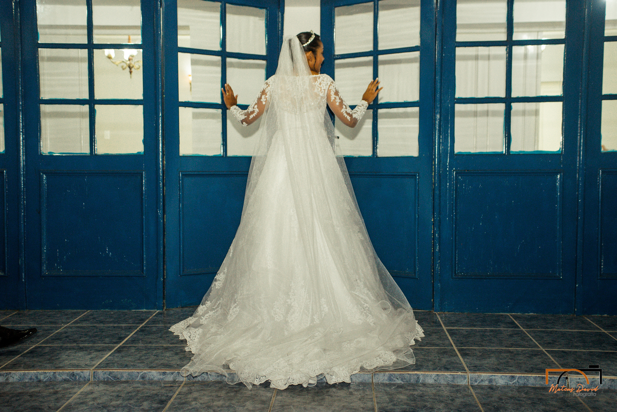 casamento intimista Lucas e Querem Barbacena MG noiva na porta