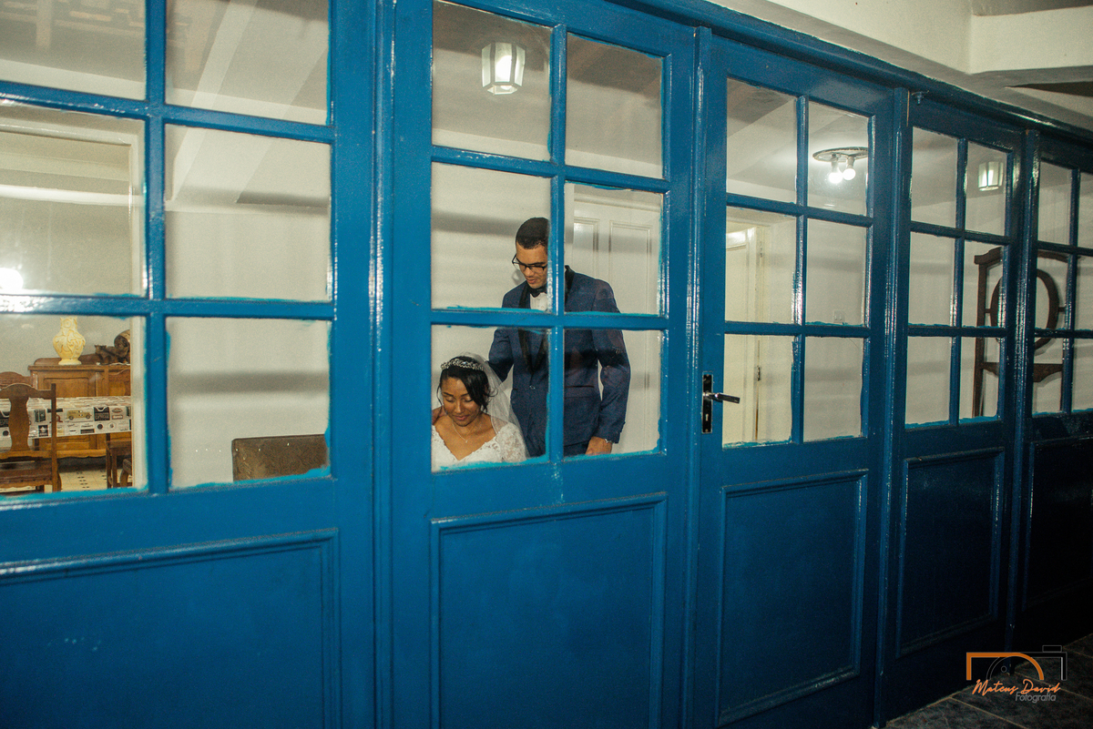 casamento intimista Lucas e Querem Barbacena MG noivos na porta casarão