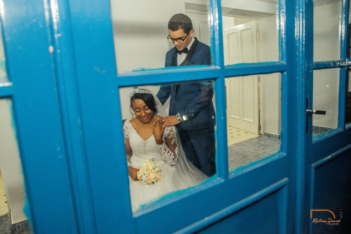 casamento intimista Lucas e Querem Barbacena MG noivos na porta mãos dadas