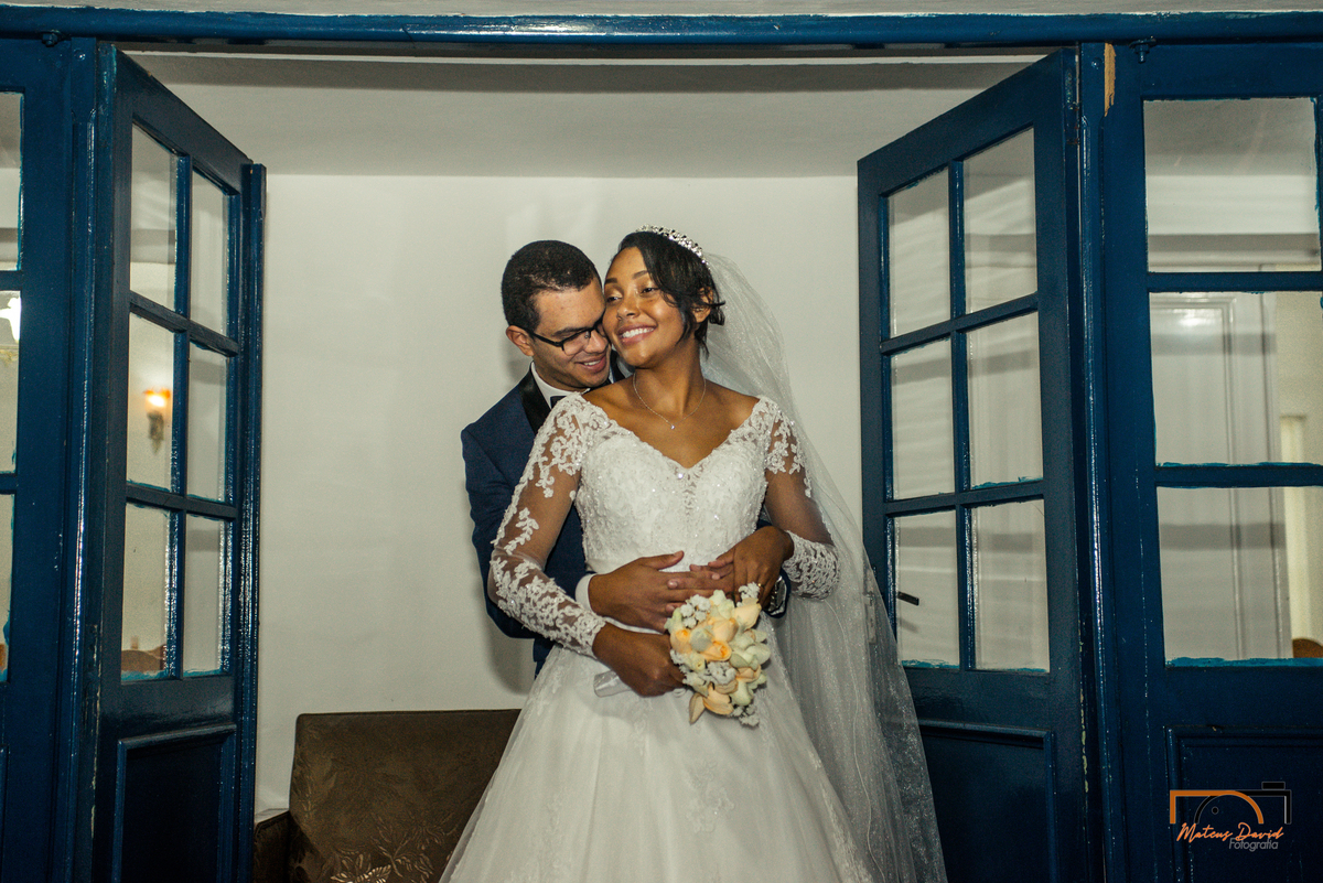 casamento intimista Lucas e Querem Barbacena MG noivos na porta casarão abraçados perto