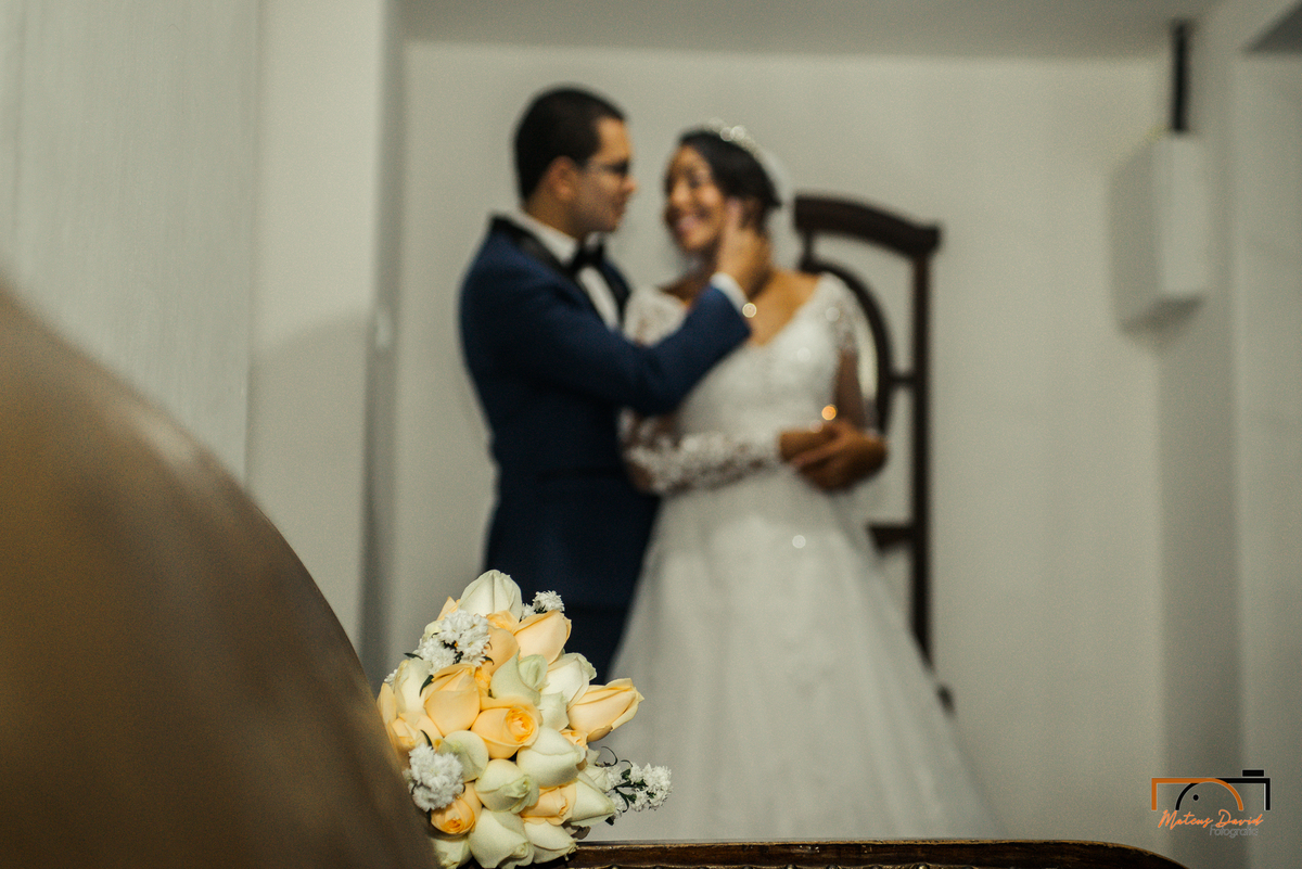 casamento intimista Lucas e Querem Barbacena MG noivos abraçados buquê