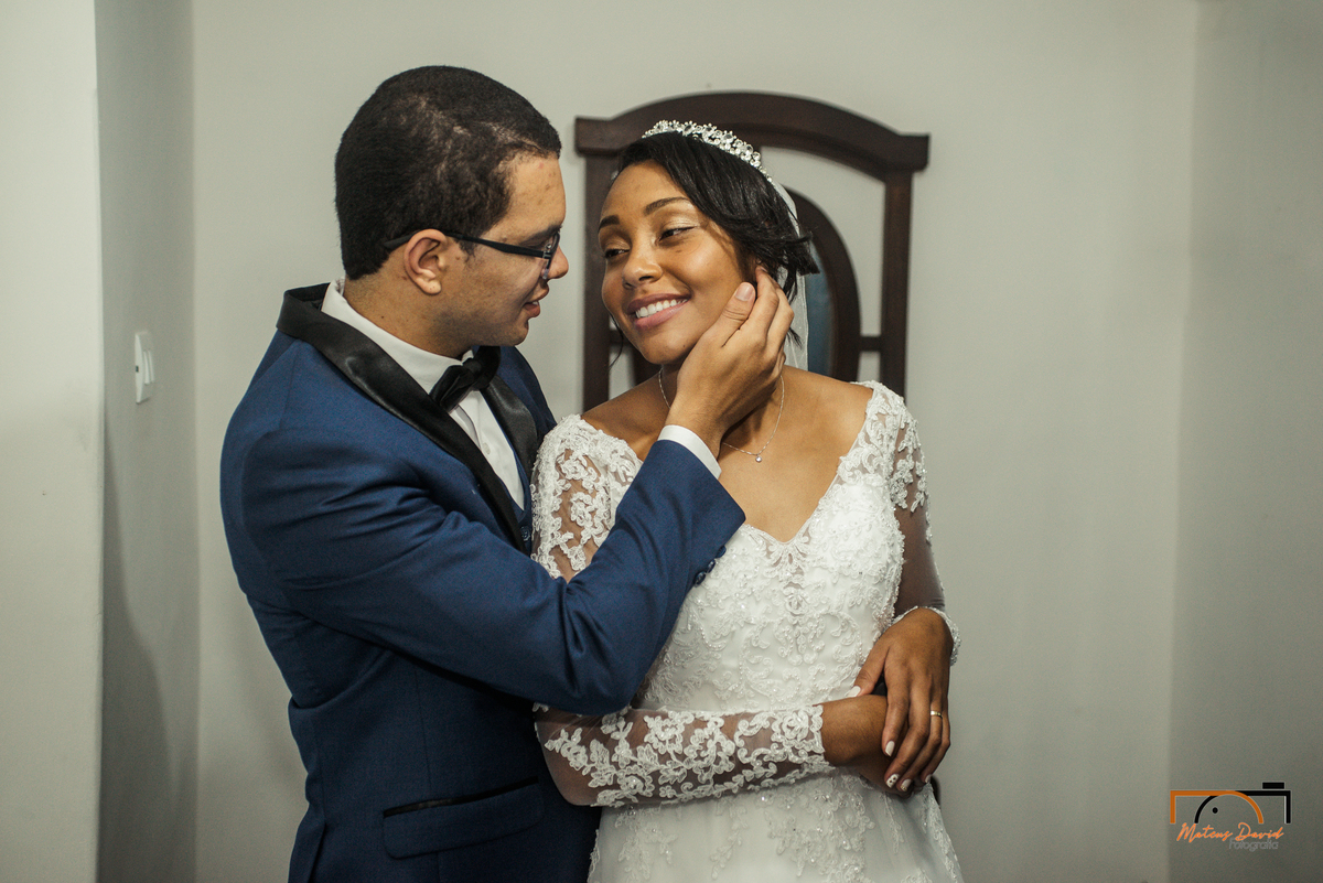 casamento intimista Lucas e Querem Barbacena MG noivos tocando rosto da noiva