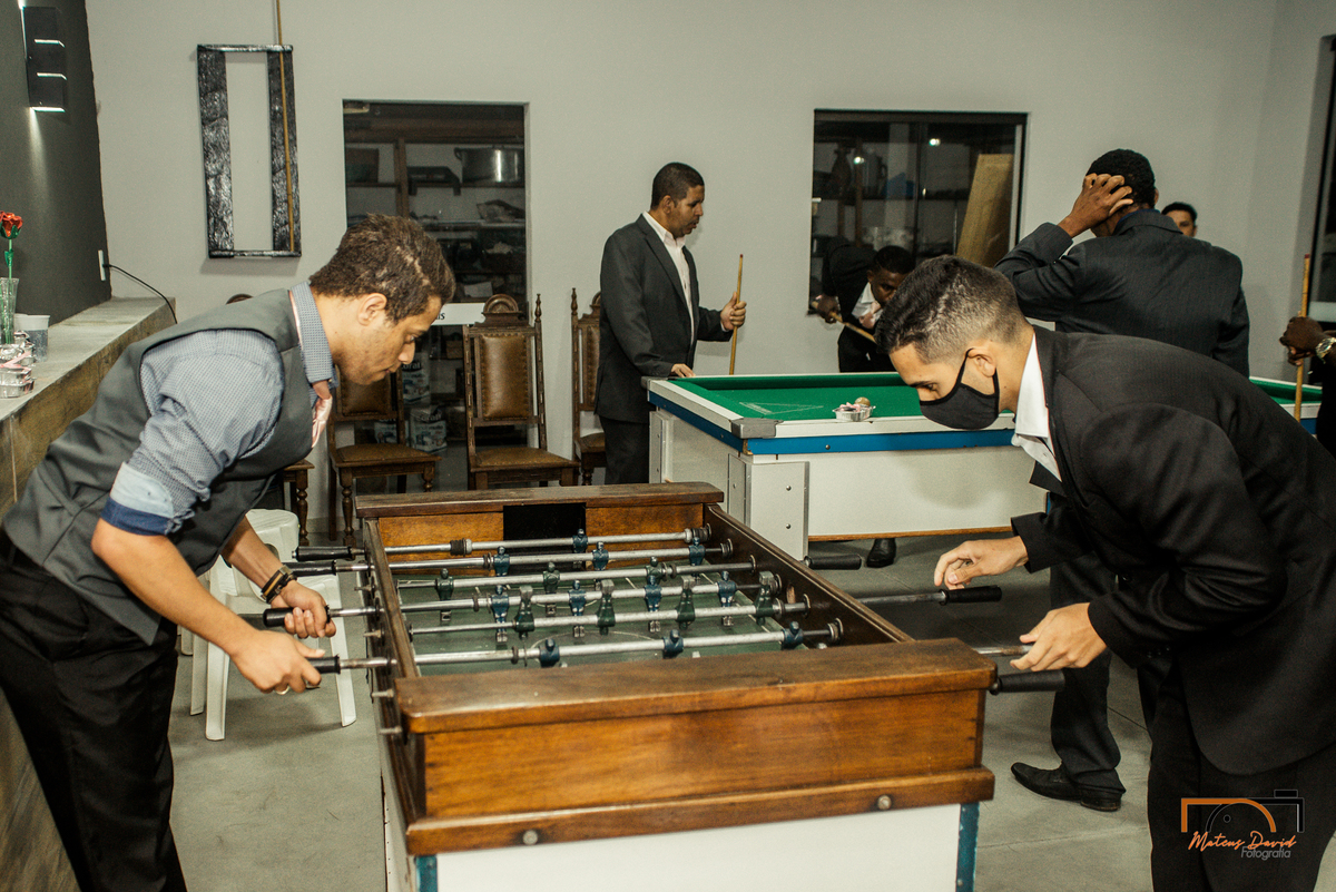 casamento intimista Lucas e Querem Barbacena MG convidados jogando sinuca e totó