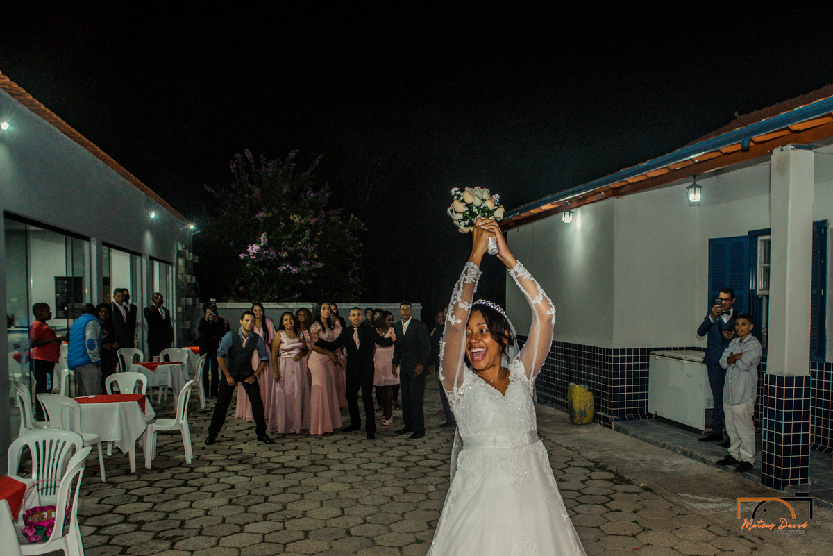 casamento intimista Lucas e Querem Barbacena MG noiva jogando o buquê