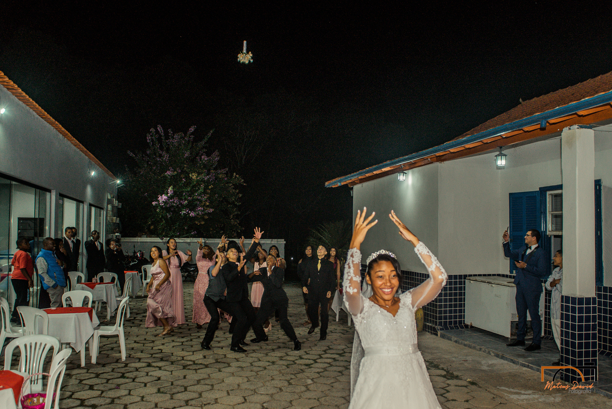 casamento intimista Lucas e Querem Barbacena MG noiva jogando o buquê
