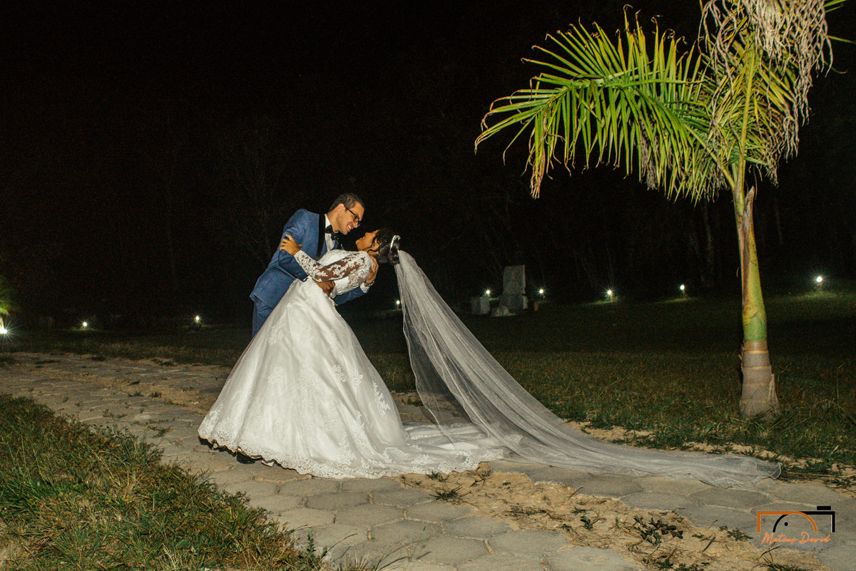 casamento intimista Lucas e Querem Barbacena MG pose dos noivos véu aberto