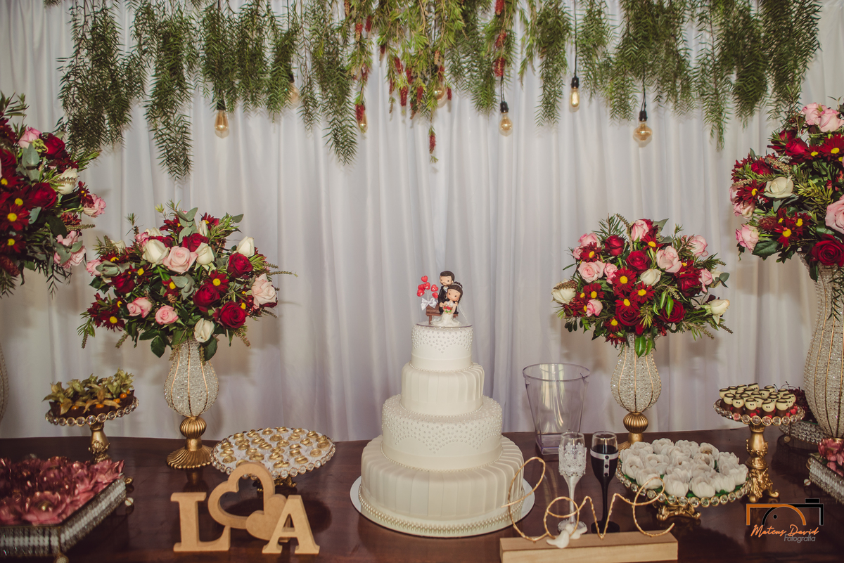 Casamento Letícia e Anderson recepção decoração mesa do bolo