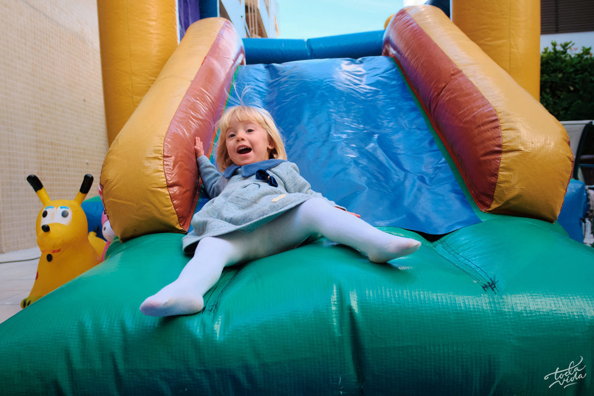 a aniversariante Teresa se divertiu muito com a sua festa de 2 anos