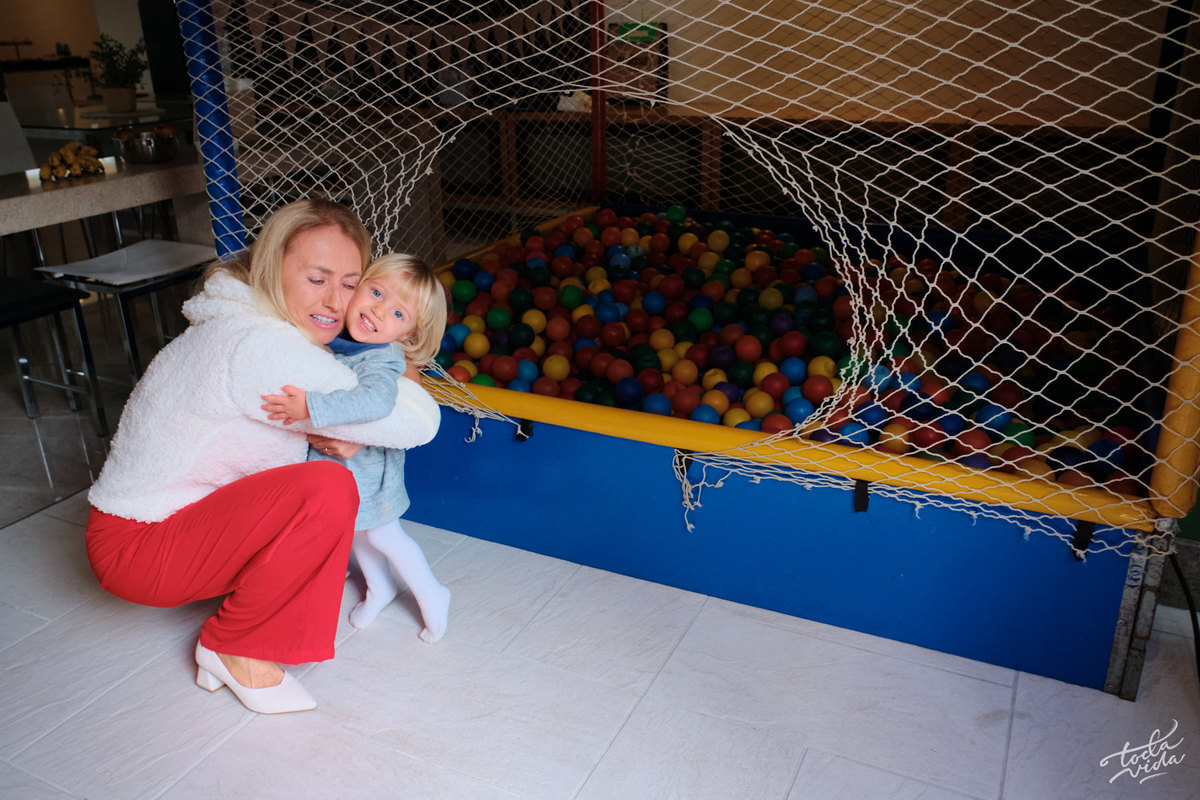 aquele abraço gostoso na vovó durante a festa