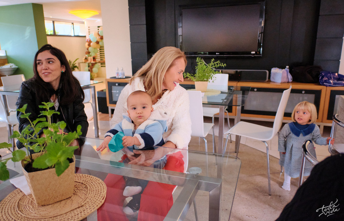 primos juntos na comemoração de aniversário infantil no centro de Floripa