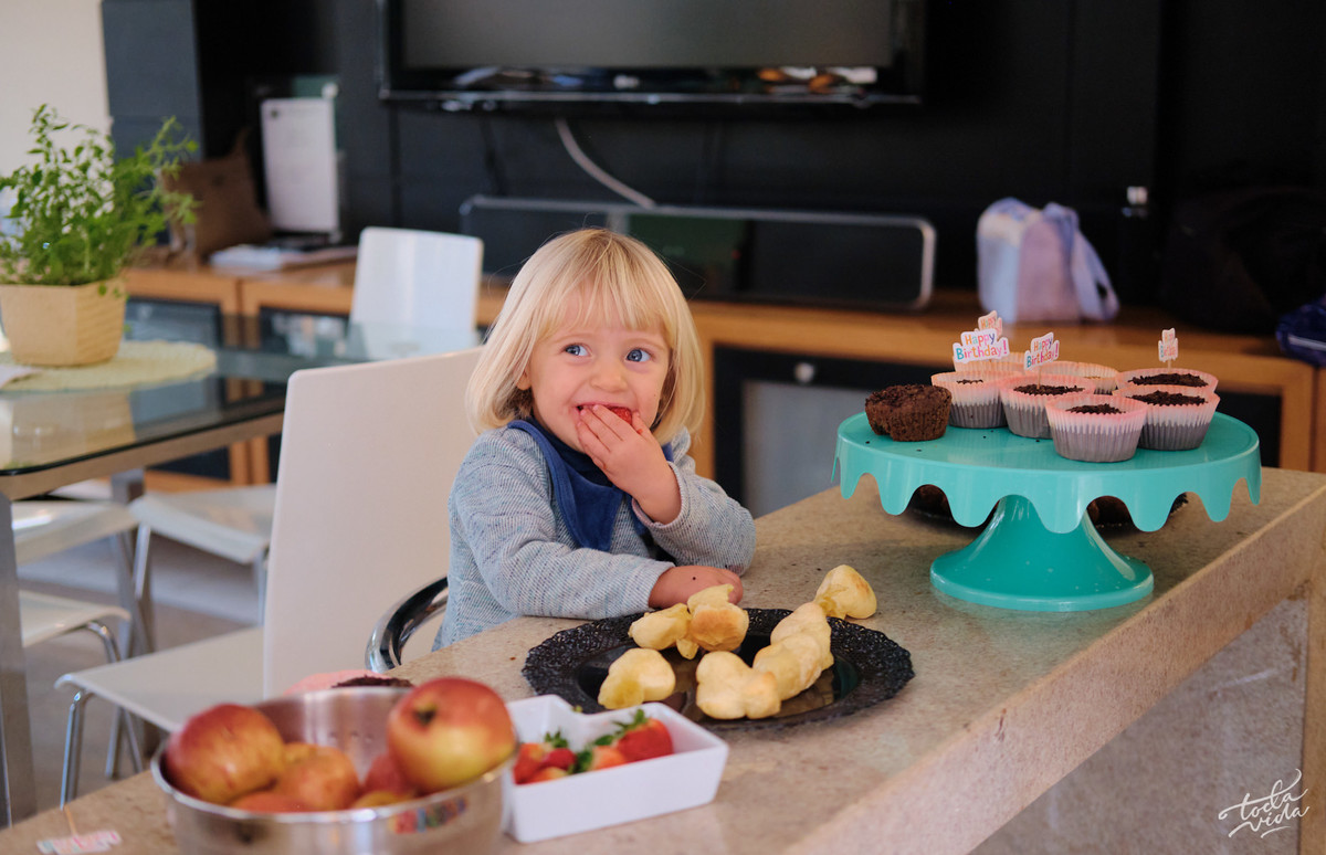 Teresa comendo frutinhas na sua festa de aniversário em Florianópolis