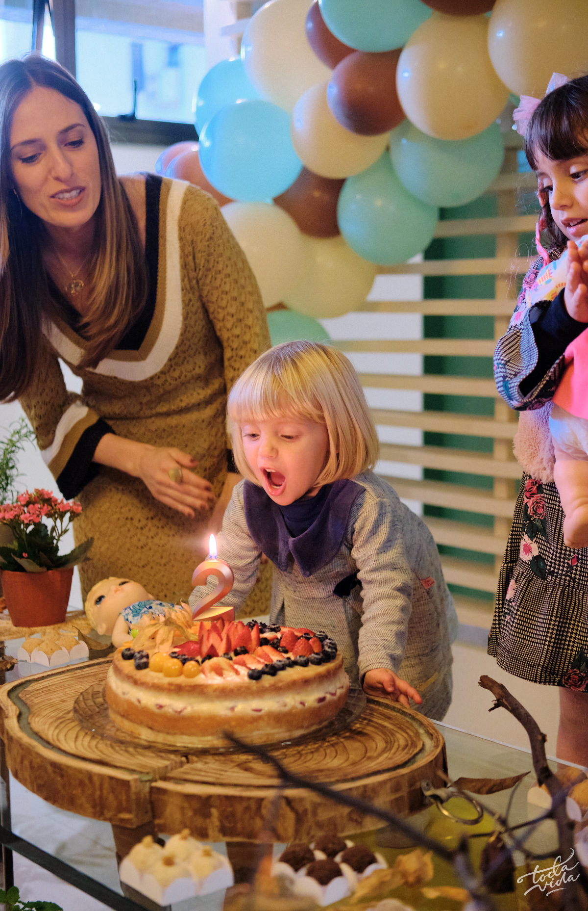Teresa assoprando a sua vela de aniversário - festa infantil com cobertura fotográfica documental