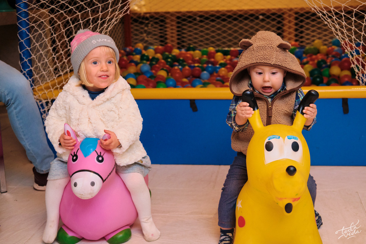 primos brincando de cavalinho no inverno em Florianópolis