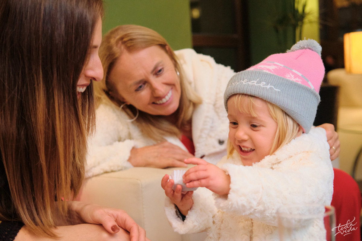 Teresa pegando um cupcake para comer em sua festa de aniversário