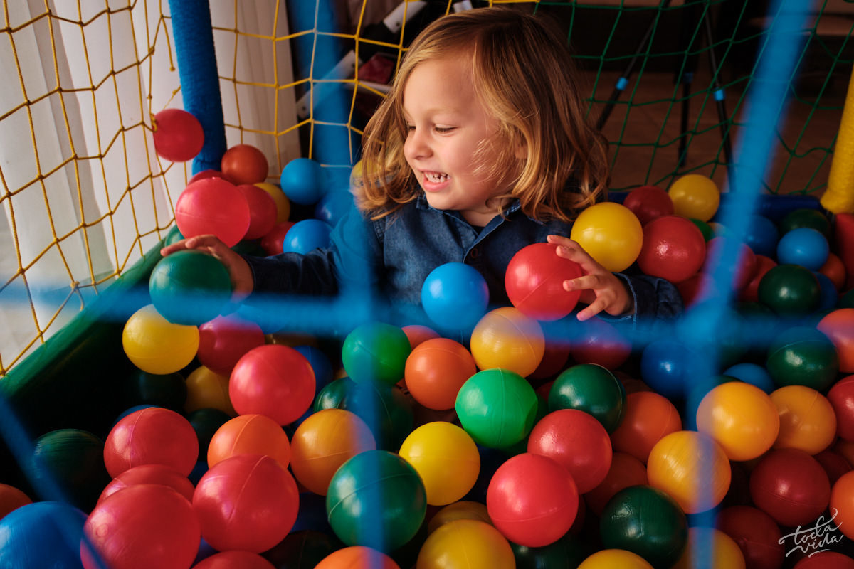 Luca brincando na piscina de bolinhas na cobertura fotográfica documental da festa de aniversário infantil