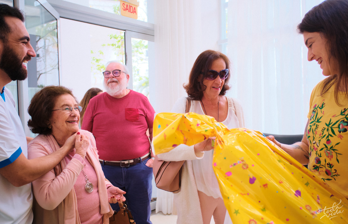 família chegando com presente de aniversário em Florianopolis