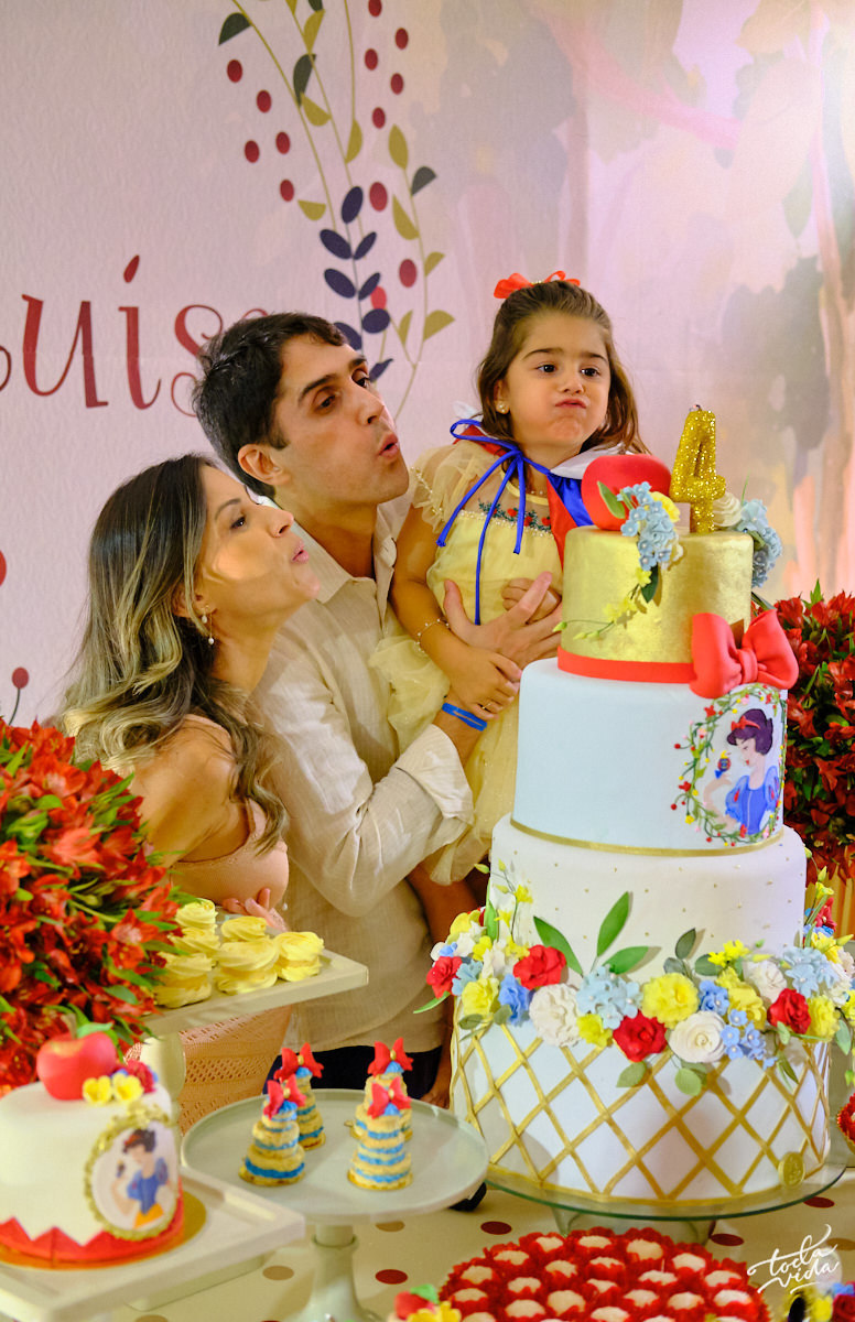 hora de soprar a velinha no aniversário de 4 anos em Tubarão