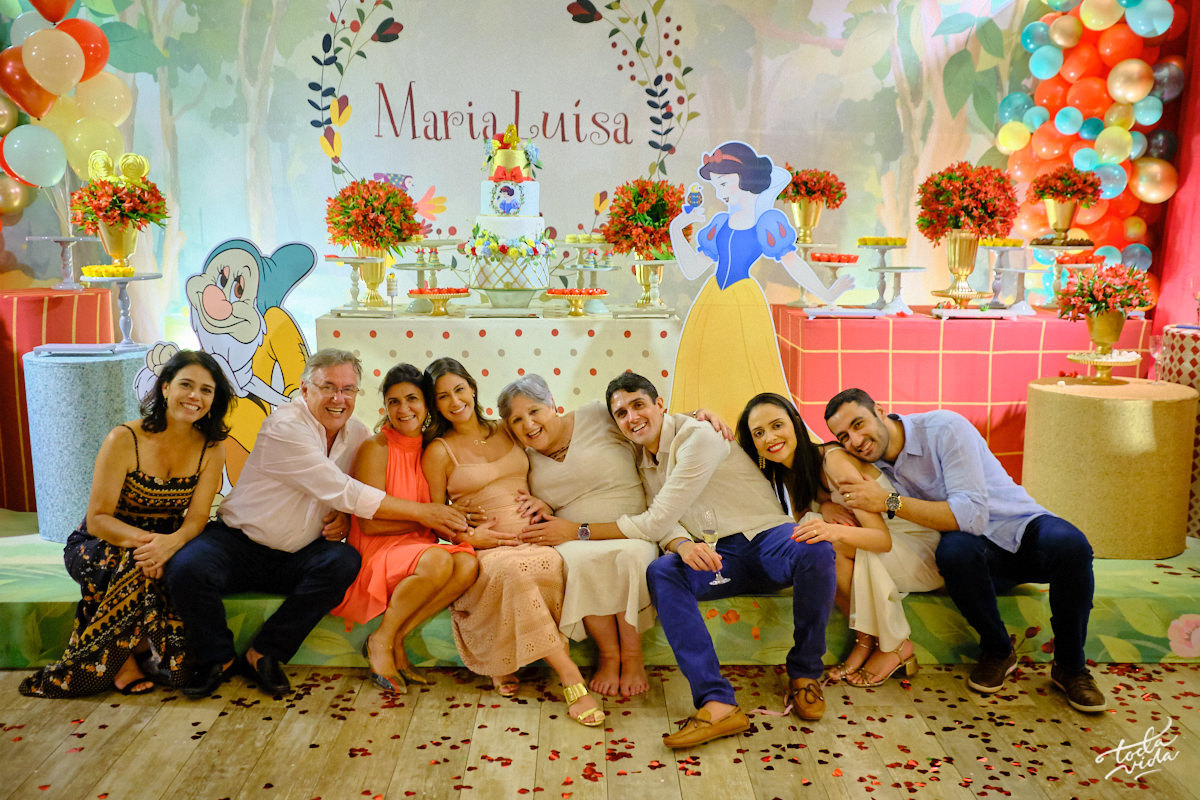 retrato da família toda no final de festa de aniversário infantil