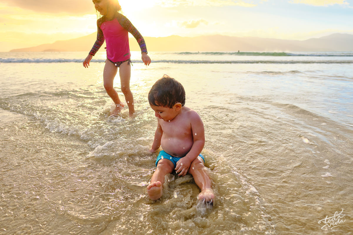 irmaos brincando em sessao fotografica de família na ilha de santa catarina Floripa