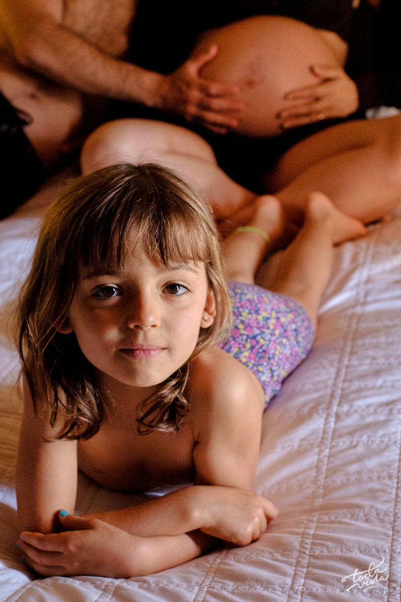 filha mais velha posando na foto em ensaio familia gestante em casa
