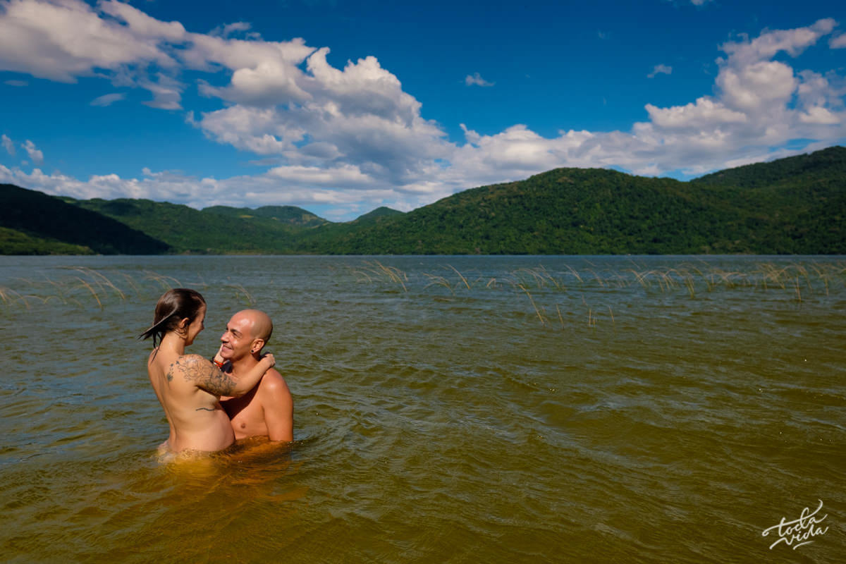 casal em fotos de grávida - gestante nua na lagoa do peri Floripa