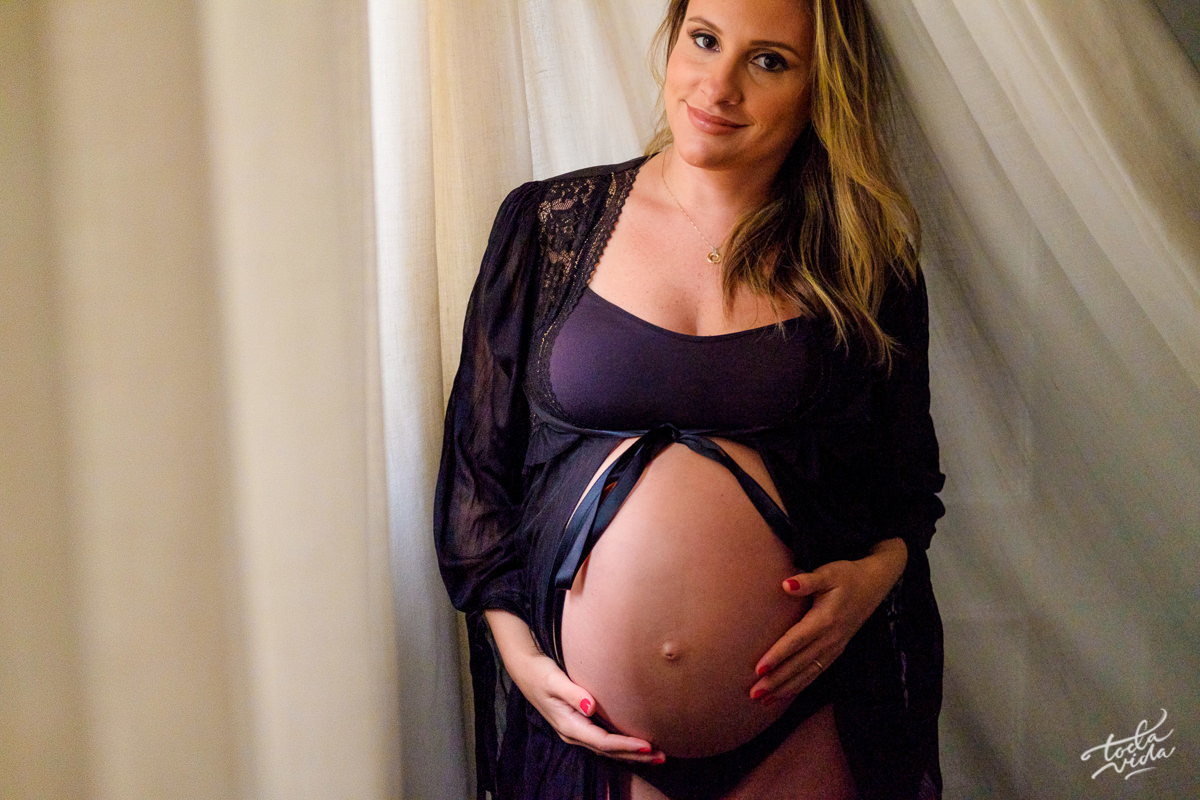 Maria Cecilia em ensaio de gravida no quarto em sua residencia em Florianopolis