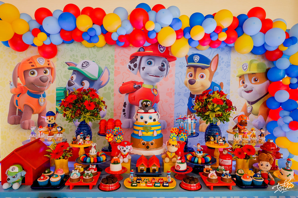 mesa, bolo, painel e vários detalhes personalizados de Patrulha Canina