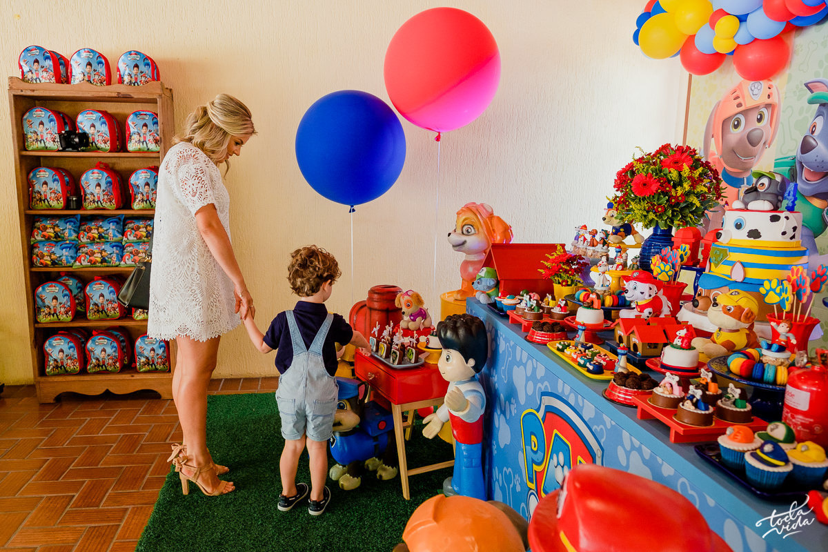mãe e filho conferindo a decoração de Patrulha Canina na festa de 4 anos infantil