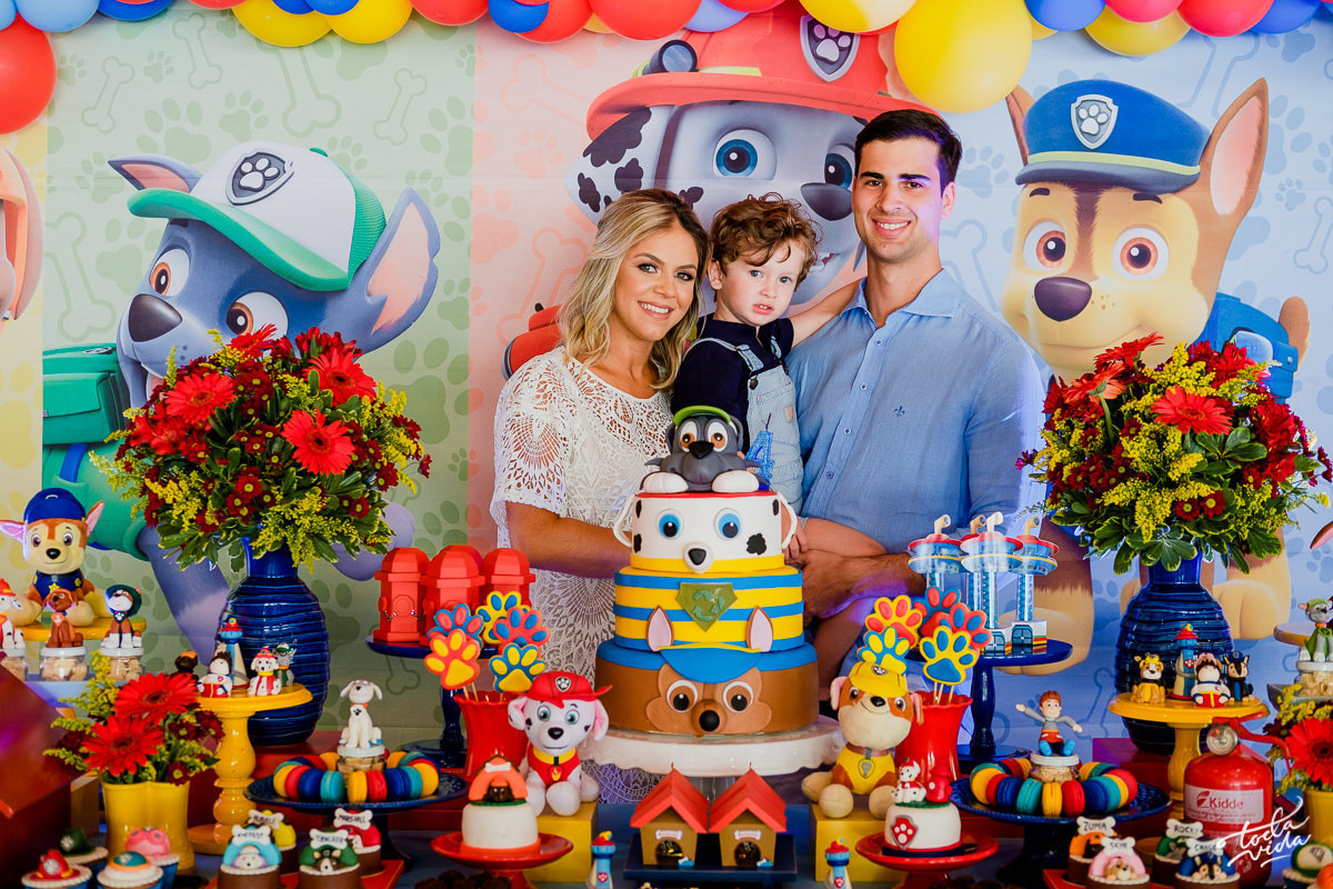 retrato de família na mesa principal da festa de aniversário infantil